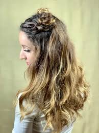 Foto di pettinature per capelli corti, medi, lunghi, ricci o lisci. Acconciatura Mezza Intrecciata Con Doppio Nodo Superiore