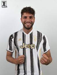 Per poi spostarsi sullo scenario del calciomercato, come d'altronde. Emil Juve Edits On Twitter Locatelli To Juve