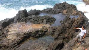 Foto yang sama persis telah diunggah oleh situs steemit.com dengan judul the mystery of giant footprints in. Misteri Telapak Kaki Raksasa Di Aceh