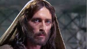 Así luce Robert Powell, el 'Jesús' más famoso en la historia del cine y la  TV