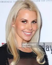 Rock to Recovery!🎸 @rocktorecovery Thank you @wesgeer for having Beth Bowen  Art @bethbowenart apart of your incredible organization!🙌🏻 It was an  absolute honor.❤️🙏🏻Thank you @guerillaone for making this happen! G-Team!  Makeup💄 @goldschoolbeauty