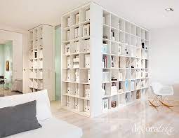 La tête de lit fait ici office de séparation, une idée originale et pleine de charme. Using Bookshelves As Room Dividers Storage Is Everything In Small Spaces Cloison De Separation Ikea Cloison De Separation Bibliotheque Cloison Ikea