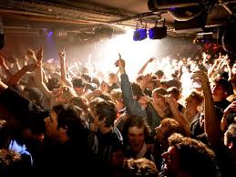 Les boîtes de nuit, c'est fait pour ça, c'est fait pour qu'on n'entende pas, pour qu'on n'ait je ne retire aucune satisfaction à faire la fête en boîte. Clubbing Paris Boites De Nuit Et Clubs Rive Droite