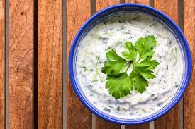 Tzatziki Joghurt Mit Gurke Und Knoblauch Rezept In 2020 Tzatziki Tzaziki Tzatziki Rezept