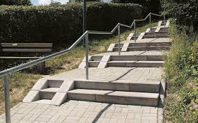 Die Kinderwagenstufe Ist Eine Kombination Aus Treppe Und Rampe So Lassen Sich Treppen Auch Mit Kinderwagen Problemlos Bege Fahrradrampe Treppe Aussentreppe
