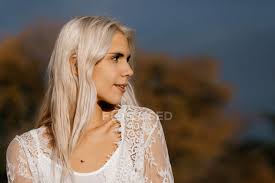 Feb 10, 2021 · pensato sia per capelli biondi e bianchi che per quelli trattati con tinte o decolorazioni, lo shampoo antigiallo di inebrya è un vero toccasana a 360°. Tenera Donna Con I Capelli Biondi Bianchi Contemplare Mentre In Piedi In Zona Rurale Con Fogliame Arancione Autunno Orizzontale Stock Photo 308531174