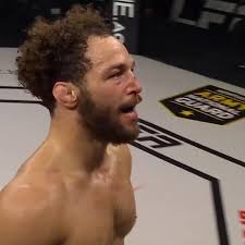 Insólito episodio en la UFC: derribó a su rival y los dos terminaron fuera  de la