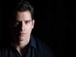 Descubre a los personajes de Se compran corazones o escaleras viejas que  venda