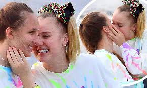 The net worth, salary, earning details of kylie is private as of now. Jojo Siwa Celebrates New Romance With Girlfriend Kylie Prew With Kisses Aboard Cruise Daily Mail Online