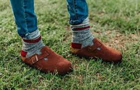 New How To Wear Birkenstock Clogs With Socks Ideas Clogs Outfit Birkenstock Fashion Clogs