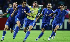 Ecco che tutte le partite sono ostiche ed equilibrate… tutte eccetto quella dell'italia che se la vede con la modesta ucraina regolata 3 a 0 e con una grande prestazione di gianluca zambrotta, il. Su Netflix Le Partite Dell Italia Mondiale Del 2006 Comics1 Com