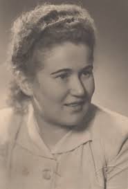 I am looking for Hannah Kastan Weiss or her descendants, of Chicago  Illinois. Pictured in this photograph is my great grandmother Anna Feig and  Hannah Weiss's Great Aunt Lucy(Lucie) Kastan Eisner. Perhaps