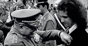 Roberto carlos é conhecido entre suas fãs como o rei, e não é à toa que o cantor foi apelidado com esta alcunha real. Roberto Carlos Do Fundo Do Meu Coracao Baixar