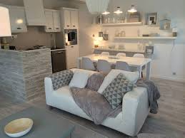 Le souvenir fait aussi partie de la vie. Sophie Ferjani Un Salon Revisite En Gris Et Blanc Au Style Feerique