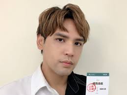 了什麼事情。 ▼ ▲ 陳零九確診新冠肺炎。 另外還附上影片，內容則說：「哈囉大家好我是零九，我現在人在防疫旅館，沒錯，就是我新冠肺炎確診了，我在四天前發現自己呼吸有困難，夜晚有點喘不過氣， Wull8y4wt1ze1m