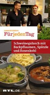 Schweinegulasch Mit Backpflaumen Spatzle Und Rosenkohl Das Rezept Aus Essen Trinken Fur Jeden Tag Schweinegulasch Schweine Gulasch Backpflaumen