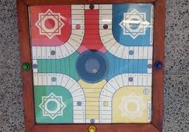 Clásico juego del parchís con ilustraciones de la época, tablero fabricado sobre cartón rígido y las fichas, cubiletes y dados están fabricados en madera y dentro de. Parchis Madera Antiguo En Quart De Poblet Clasf Hogar Y Jardin