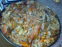 المقلوبة بالدجاج المكونات 1 دجاجة كبيرة الحجم 3 أكواب أرز متوسط الحبة 1 كوب شعرية كيلو قرنبيط زهرة 2 حبة جزر كبيرة 4 food arabic food pork