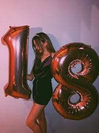 Eighteenth 18th Birthday Photoshoot Ideas With Friends Eighteen Fotografia De Aniversario Fotos De Aniversario Poses De Foto De Aniversario