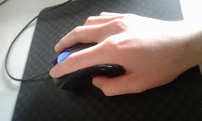 The three main mouse grips are more guidelines than rules, and rather fall on a spectrum of grips and comfort. Does Different Mouse Grips Stop You From Playing Effectively