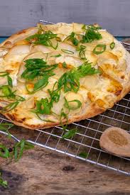 Flammkuchen Mit Chaumes Und Birne Rezept In 2020 Flammkuchen Rezepte Flammkuchen Rezept