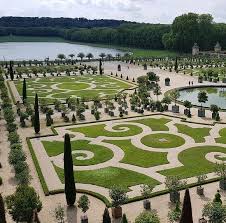 Lange zeit war es das vorbild für alle schlösser in europa. Schloss Und Schlossgarten Weikersheim Franzosische Gartenkunst