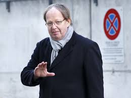 Un adversaire malheureux lui prêt son casque aérodynamique. Robert Dill Bundi Ecope De 90 Jours Amendes Avec Sursis Rtn Votre Radio Regionale