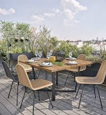 Résine tressée faite main, teintée dans la masse, structure aluminium, tables avec plateau en verre sécurit. Chaise De Jardin En Resine Tressee Imitation Rotin Et Metal Noir Beckett Maisons Du Monde