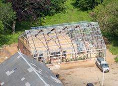 Haus aus glas wohnen im gewächshaus mit sinnvoller glashaus architektur ein haus aus glas kombiniert sinnvolle architektur mit passiv genutzter energie. 250 Wohnen Im Gewachshaus Ideen In 2021 Haus Gewachshaus Glashaus