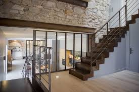 Escalier Metallique Et Pierres Apparentes Renovation D Un Espace De Vie Dans Le Style Industriel T Corps De Ferme Renovation Vieille Maison Idee Entree Maison