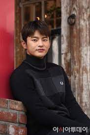 It also features a large ensemble cast that provides plenty of narrative digressions. Interview Shopping King Louis Seo In Guk Secret To My Success I Blend With The Character Naturally Hancinema