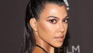 See more ideas about kourtney kardashian, kourtney, kardashian. Kourtney Kardashian Seltsame Handhaltung Von Travis Barker Ist Kourtney Schwanger Bunte De