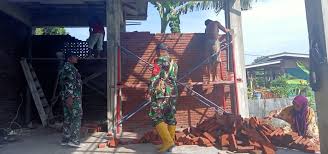 Gambar animasi kegiatan gotong royong. Sambut Bulan Suci Ramadhan Anggota Koramil 1628 02 Sekongkang Gotong Royong Tni