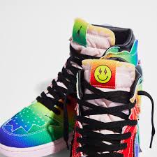 To spot fake air jordan 1 j balvin sneakers you'll have to look at the size tag inside each shoe, as the size tag is always flawed on the fake aj1 j balvin pairs, and on the authentic sneakers, the size tag is always properly defined, with no flaws. Fotomagazin Features Nike X J Balvin Air Jordan 1 Retro Hi Og