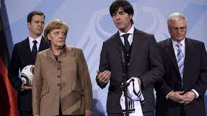 Was die kanzlerin und den bundestrainer verbinden. Die Erschopfte Republik Was Jogi Low Mit Angela Merkel Verbindet Sport Nordbayern