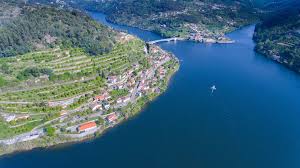 Modern and elegant, this establishment enables guests to get close to nature through the quiet waters of the douro river. Rio Douro Visit Baiao