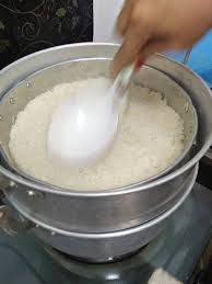 Pandan flavoured 'kuih seri muka' is made up of glutinous rice and creamy custard using coconut milk as the key ingredient. Cara Masak Kuih Seri Muka Pandan Paling Mudah Sedap