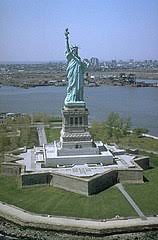 Op onafhankelijkheidsdag (4 juli) 2009 is ook de kroon van het vrijheidsbeeld, voor het eerst sinds 11 september 2001, weer opengesteld voor het publiek. Vrijheidsbeeld New York Wikiwand