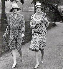 The 1920s Daytime Dress Was Often Sleeveless However When There Were Sleeves They Were Commonly Longer As Seen In This Pic 1920s Fashion Fashion 1920 Fashion