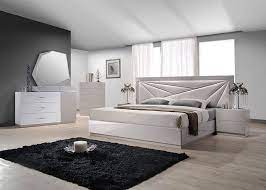 Questa combinazione ha il vantaggio di rimanere moderna e di essere facile da adattare ai gusti che cambiano. 20 Idee Per Arredare Una Camera Da Letto Bianca E Grigia Moderna Mondodesign It
