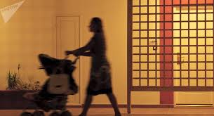 Resultado de imagen para imagenes de madres que trabajan y los hijos en casa