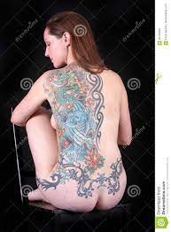 Mujer Desnuda Cubierta En Tatuajes Del Estilo Japonés Imagen de archivo 