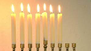 In 2020, shavuot begins at sunset on thursday, may 28 and ends at sundown on saturday, may 30. Chanukka Acht Tage Acht Kerzen Beim Judischen Lichterfest Religion Themen Br De
