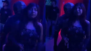 Video: mujer bailo mientras estaba llorando en discoteca