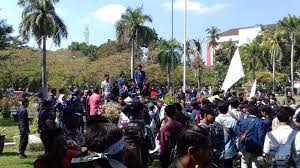 Sebagai salah satu bank tertua indonesia, bank rakyat indonesia (bri) punya beragam tabungan yang ditawarkan. Bem Unram Unjuk Rasa Terkait Kenaikan Ukt Dan Spi Di Universitas Mataram