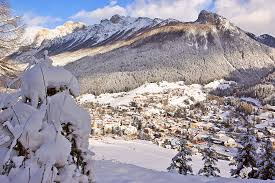 Le immagini, realizzate per l'apt di fassa, mostrano l'ultima estate di lavori nel presidio alpino, gestito da 31 anni dalla famiglia vaia, e di proprietà della sat, che lo sta ricostruendo con principi di sostenibilità e tanta tecnologia per aprirlo anche d'inverno Moena Perla Della Val Di Fassa Discoveryalps