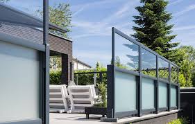 Individuelle Windschutzanlagen Aus Aluminium Und Glas In Der Hohe Verstellbar Mit Bildern Windschutz Wind Im Freien