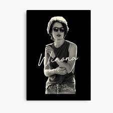 Winona laura horowitz (nacida el 29 de octubre de 1971), mejor conocida como winona ryder, es una. Winona Ryder Jung Leinwanddruck Von Chico31302 Redbubble