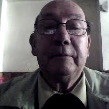 Mamá leona lleva a su cachorro en la boca, pero el pequeño ya no tiene  vida. Los leones machos matan a los cachorros hijos de otros machos con la  intención de que