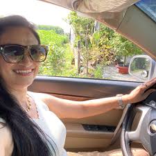 Up close, Diorexquis reveals its pure complexity–gemstones arrayed like  petals, gold settings sculpted with precision, and finishes so fine they  seem to dissolve into light. Created by Victoire de Castellane for the